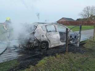 Auto brand volledig uit in Etten-Leur, bestuurder ongedeerd