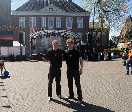 Gijs van Batenburg en Guus Anink voor het podium van hun eerste evenement in Etten-Leur (Foto: ZuidWest Update)