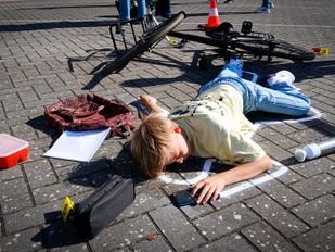 Nagemaakt ongeval op schoolplein KSE maakt gevaren van telefoongebruik op de fiets zichtbaar
