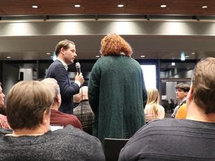 Presentator Nick Schoemaker interviewt een van de deelnemers. Foto: Paul Joachems