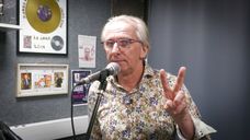 Samen uit de strijd: Ron van Hoof geeft oude song nieuwe betekenis