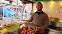 Frank hoopt dat zijn oliebollen het mislukte kermisseizoen een beetje goedmaken