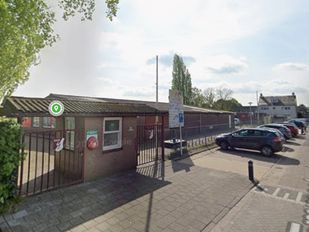 Parkeerdrukte bij sportpark Rood-Wit in Sint Willebrord: lokale VVD trekt aan de bel