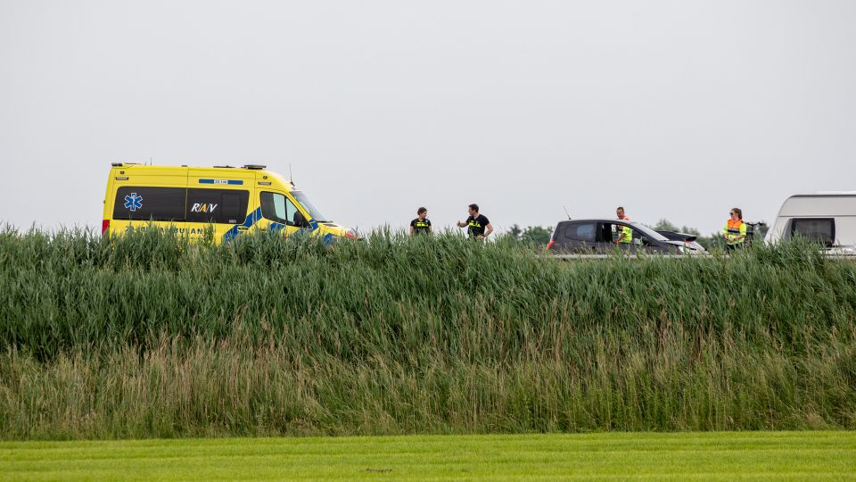 Lange file op A58 door botsing tussen twee auto’s