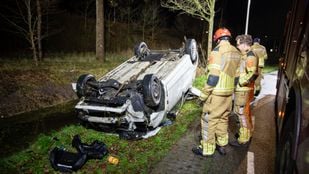 Auto in sloot Lepelstraat