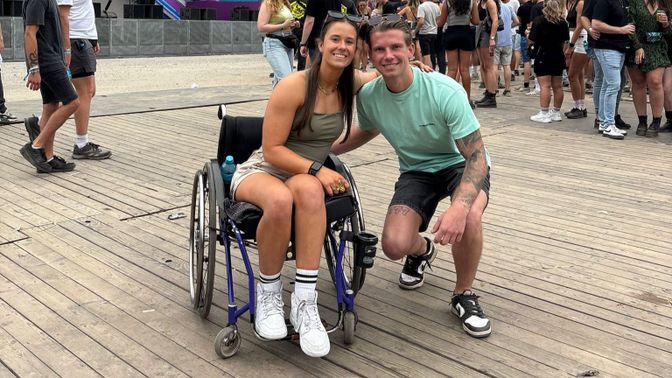 Isa samen met haar broer op een festival.