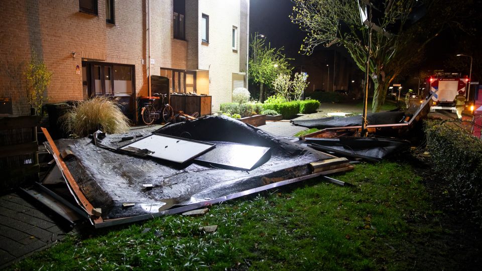 Harde wind rukt dak van huizen aan Kastanjeberg in Roosendaal