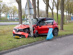Auto botst tegen lantaarnpaal, bestuurder zwaar&shy;gewond