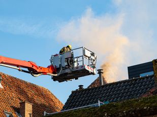 Brandweer schaalt groot op bij felle woningbrand in Bergen op Zoom