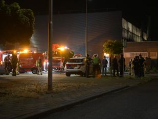 Bedrijfspand in Etten-Leur vat vlam: brand opgeschaald naar middelbrand