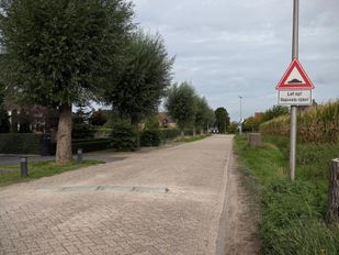 Tijdelijke drempels en Smileyborden op drukke weg door werkzaamheden in Etten-Leur