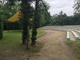 De stenen tribunes van Openluchttheater Vrouwenhof in Roosendaal