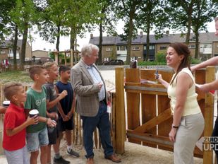 Speelplek De Brink feestelijk geopend: &#8216;Onoverdekt dorpshuis voor jong en oud&#8217;