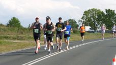 Lopers trotseren pittige heuvels tijdens eerste Slag om Woensdrecht Run