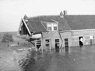 Watersnoodramp 1953 Zwaar beschadigd huis