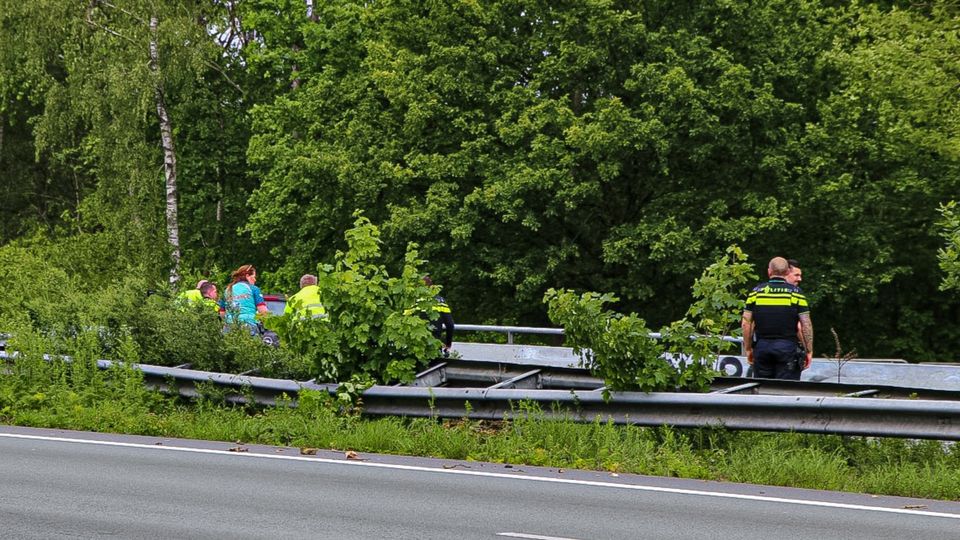 Auto kantelt na aanrijding met vrachtwagen op de A4 bij Bergen op Zoom