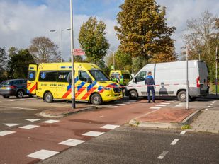 Fietser zwaargewond na botsing met bedrijfswagen in Roosendaal