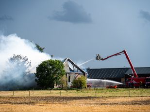 Uitslaande brand in stal in Zevenbergen, vijf stieren niet meer te redden