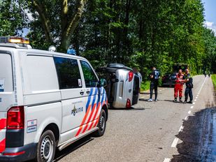 auto belandt op zijkant bergen op zoom