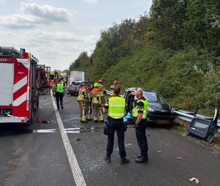 Snelweg afgesloten na zwaar ongeluk met vijf auto&#8217;s tussen Tholen en Bergen op Zoom