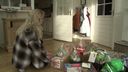 Sammy (17) uit Putte stelt kerstpakketten samen voor de minima