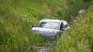 auto in sloot Randweg-Noord Bergen op Zoom