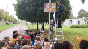 Burgemeester Han van Midden opent eerste vrijwillige vuurwerkvrije zone bij OBS de Gezellehoek in Roosendaal