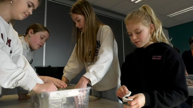 Tijdens de workshop van de Brabantse Delta mochten de leerlingen een dijk bouwen.