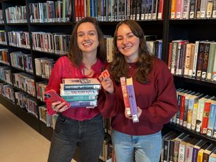 Denise Jochems en Bente van Krimpen zijn de Booktokkers van de Nobelaer.