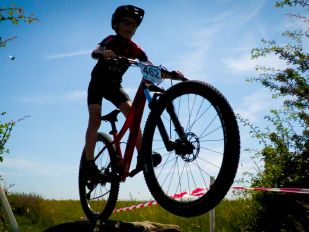 Kragge Cup beleeft succesvolle primeur op Col du Kragge: jonge mountainbiketoppers strijden op Brabantse Wal