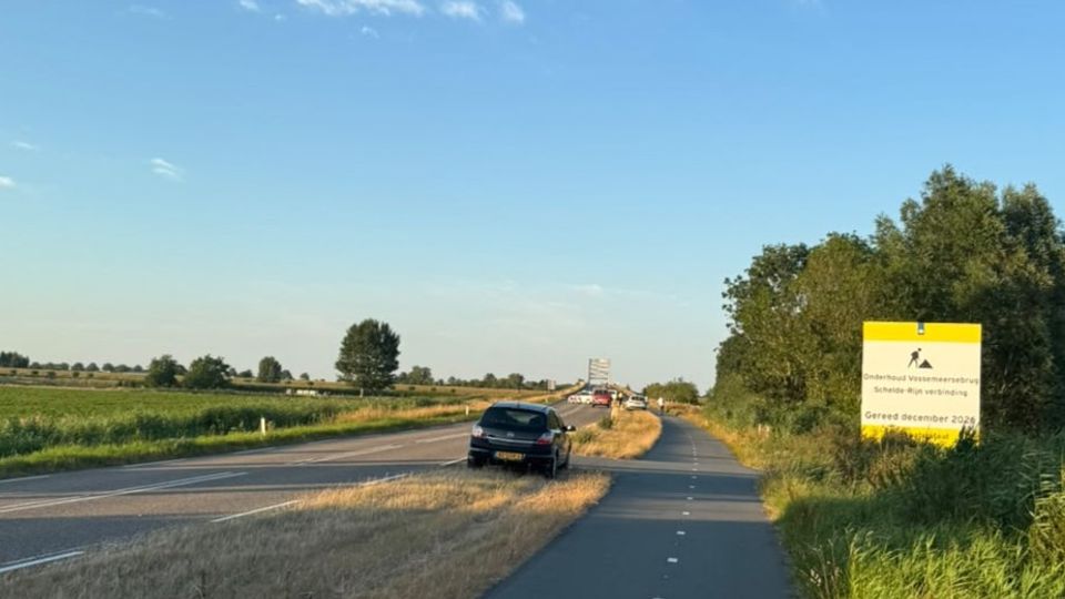 Persoon klimt op Vosmeerse brug, verkeer en scheep&shy;vaart volledig gestremd