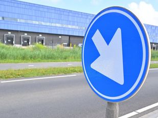 Logistiek Park Moerdijk kiest voor duurzame verkeersborden