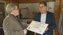 Organisatie Ostrechtse Tonpraotavond reikt cheque uit aan ‘t Opkikkertje