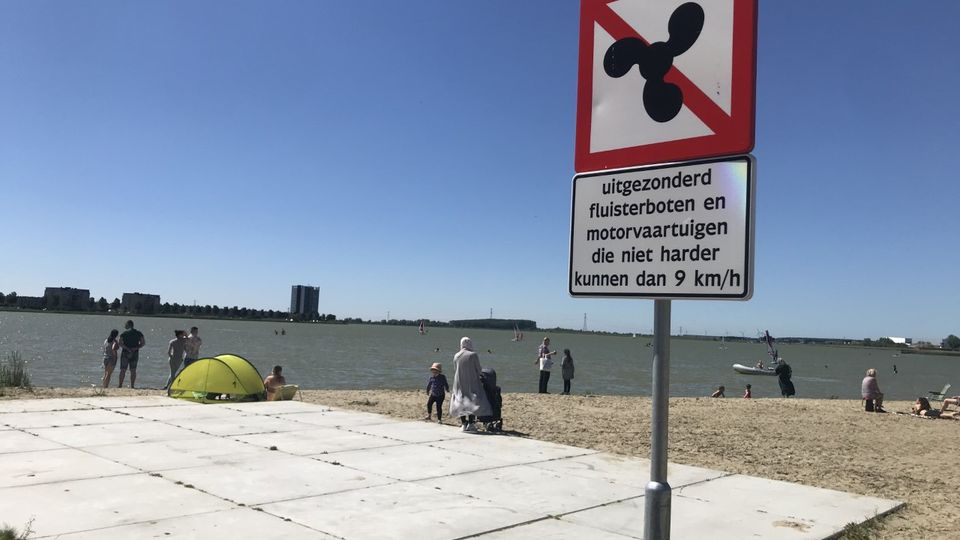 Betonnen uitkijkplateau op strand van Boulevard in Bergen op Zoom met op de voorgrond een verkeersbord verboden te varen voor snelle boten