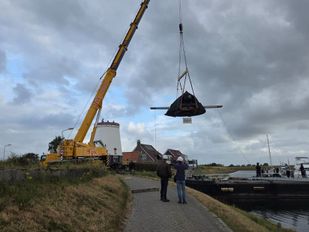 8,5 ton zware molenkap zweeft boven Stavenisse: &#8216;De skyline van Stavenisse is weer compleet&#8217;