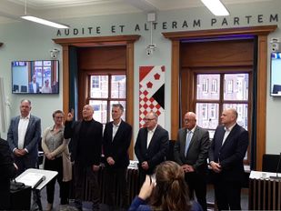 Installatie van de gemeenteraadsleden in Roosendaal door burgemeester Han van Midden