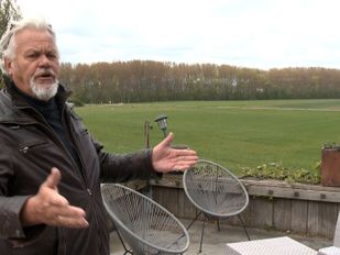 Alex Swagemakers op zijn terras dat grenst aan de Auvergnepolder