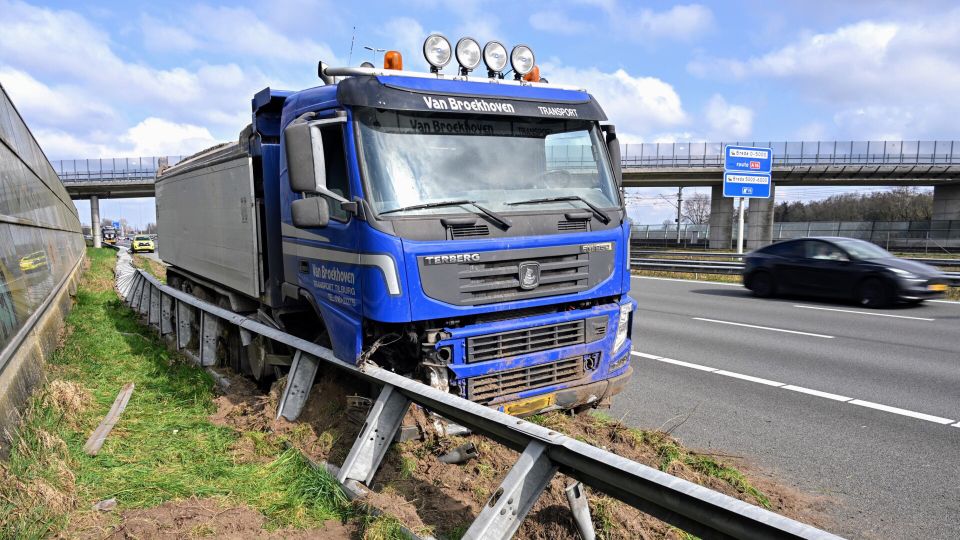 De vrachtwagen was geladen met zand | Foto: Tom van der Put