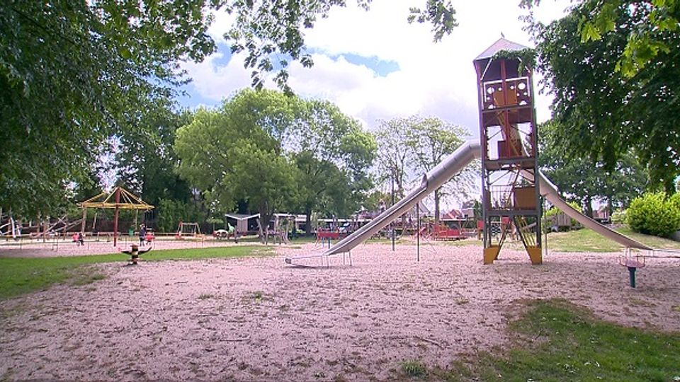 Overzichtsfoto van speeltoestellen op Speeltuin Vrouwenhof met op de voorgrond een glijbaan