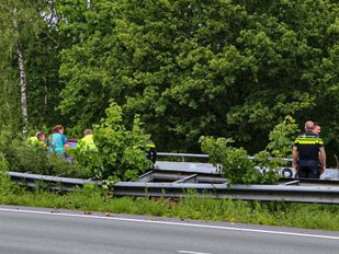 Auto kantelt na aanrijding met vrachtwagen op de A4 bij Bergen op Zoom