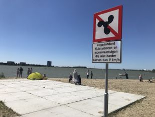 Betonnen uitkijkplateau op strand van Boulevard in Bergen op Zoom met op de voorgrond een verkeersbord verboden te varen voor snelle boten