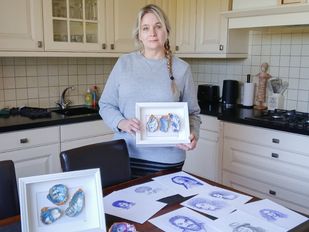 Van balpen tot oesterschelpen: de veelzijdige kunst van Lisette Zagers in gemeentehuis Rucphen