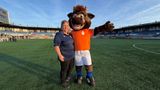 Een nieuw pak voor RBC Roosendaal mascotte Boy Buffel.