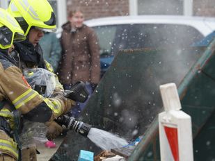 Brandweer voorkomt erger bij containerbrand in Oud-Vossemeer