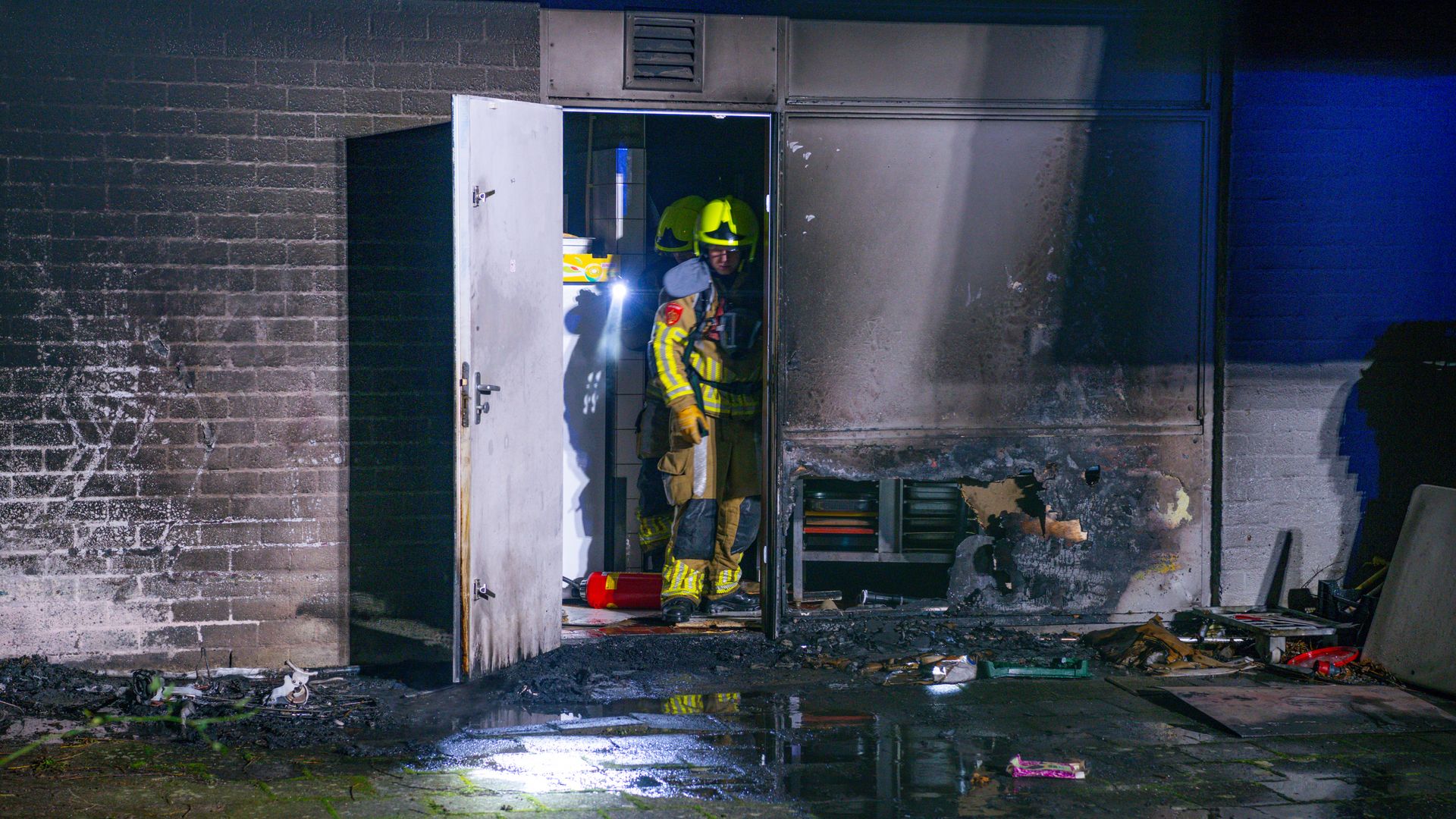 Sporthal in brand in Bergen op Zoom, waarschijnlijk door vuurwerk Sporthal in brand in Bergen op Zoom, waarschijnlijk door vuurwerk