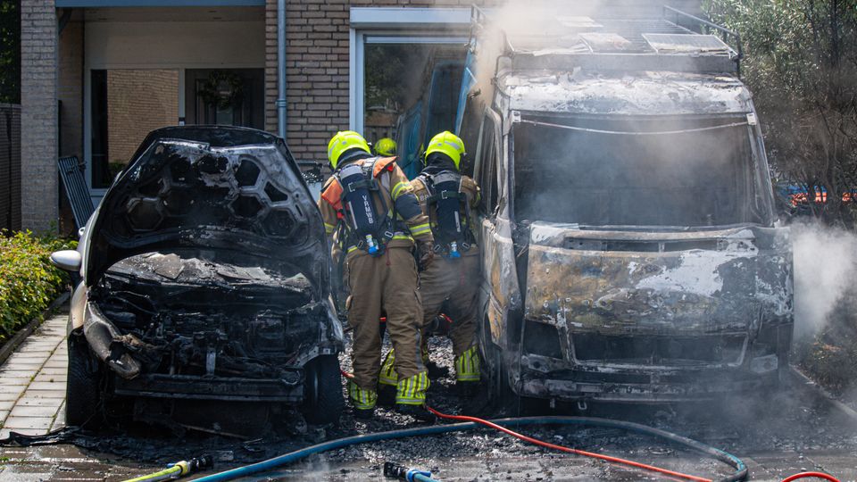 Twee voertuigen branden uit op een oprit in Lepelstraat