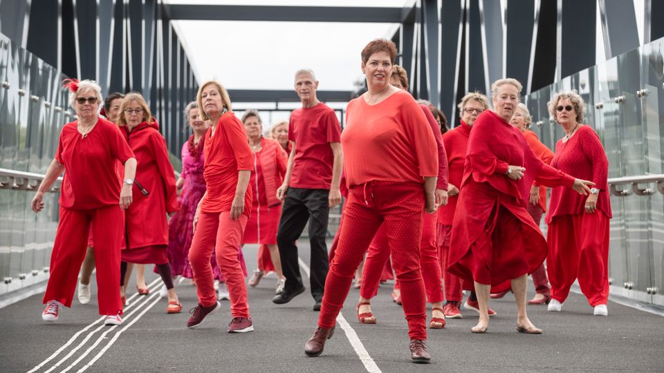 Nederland, Roosendaal, 07-07-2022 Gouden Dans in Roosendaal. Ontmoeting, dans en beweging voor senioren. Filmopnames Dans Roosendaal, dans! op de brug Passerelle