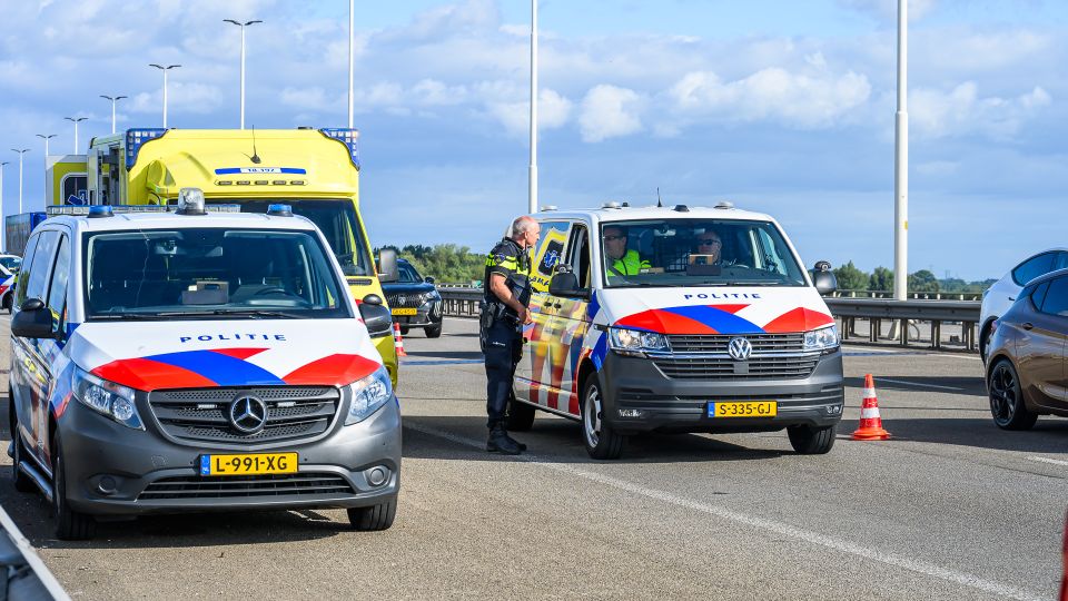 ongeval moerdijkbrug moerdijk 112 nieuw brabant politie ambulance ongeluk wielrenner