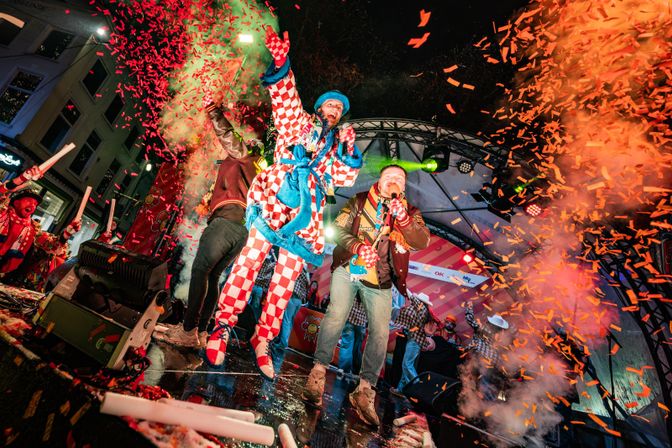 Thijmen als Ome Thoom op de Grote Markt in Breda tijdens carnaval.