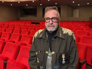 Jac van den Elshout-Westplate verrast met koninklijke onderscheiding na jubileumshow